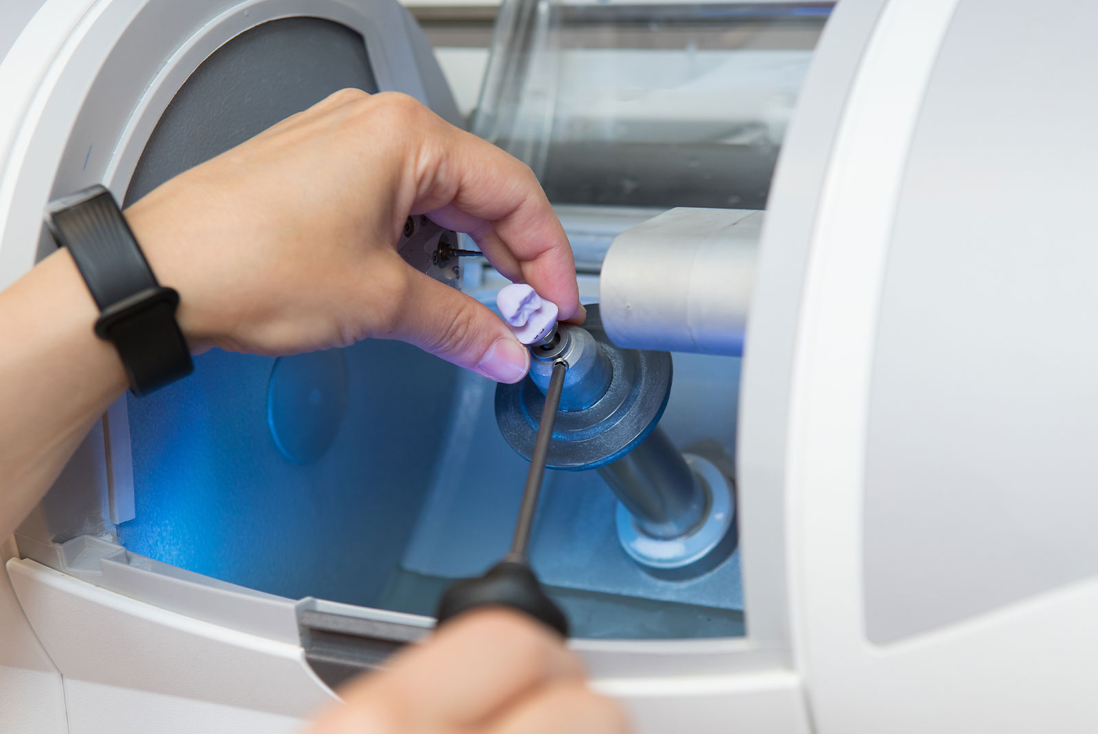 dental milling machine for the manufacture of a dental crown